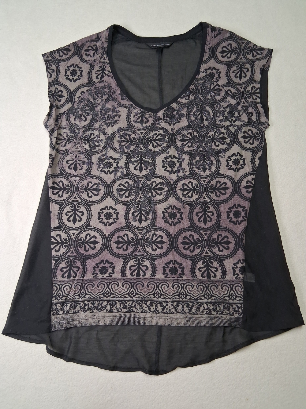 Rock & Republic Black and Mauve Patterned V-Neck Top